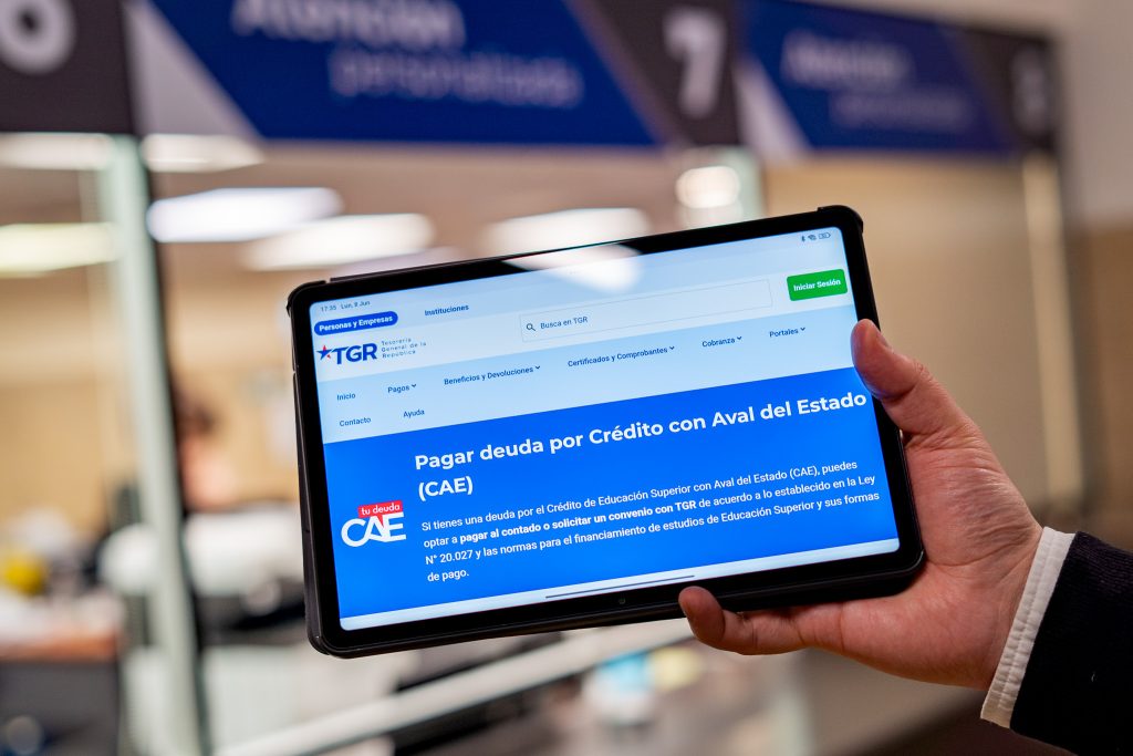 Persona sosteniendo un tablet que muestra el sitio web de TGR.